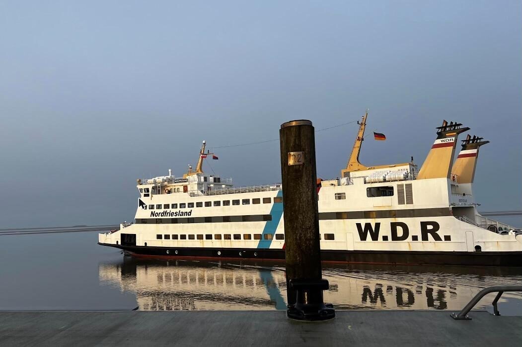 Fähre der W.D.R. am Hafen Dagebüll im Morgenlicht
