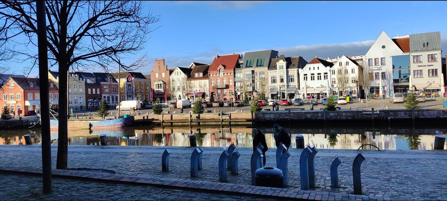 Binnenhafen Husum mit bunten Giebelhäusern im Abendlicht