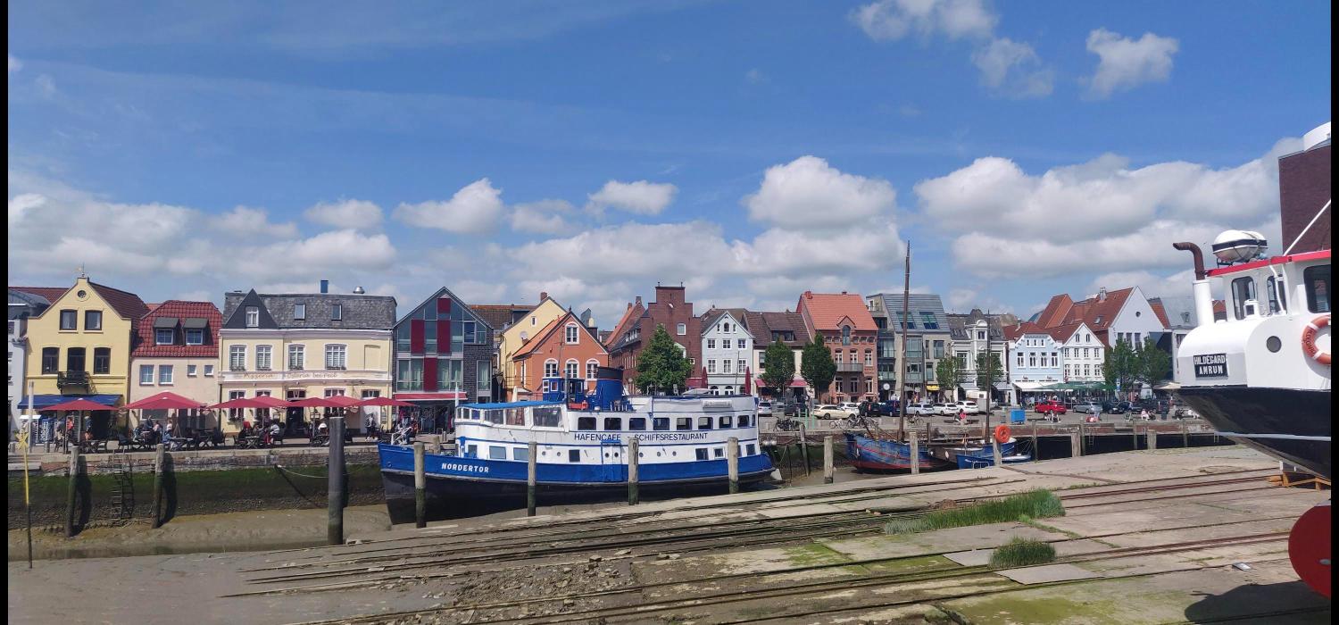 Husumer Hafen im Sommer mit Schiffsrestaurant und Giebelhäusern