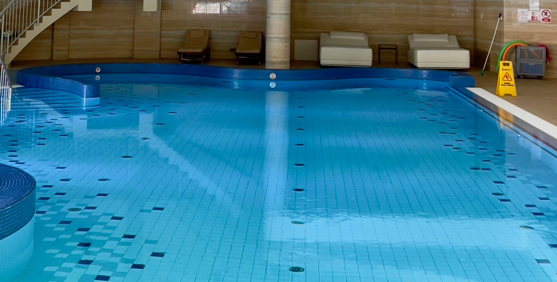 Ruhiger Innenpool in einem Wellnessbereich